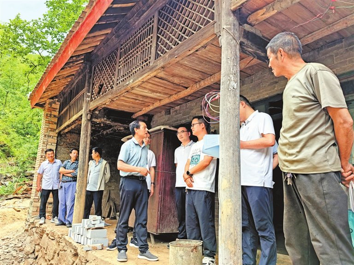 卢氏县住建局和建筑设计、监理、施工等相关单位人员，现场研讨传统村落房屋修缮方案。张海军 摄