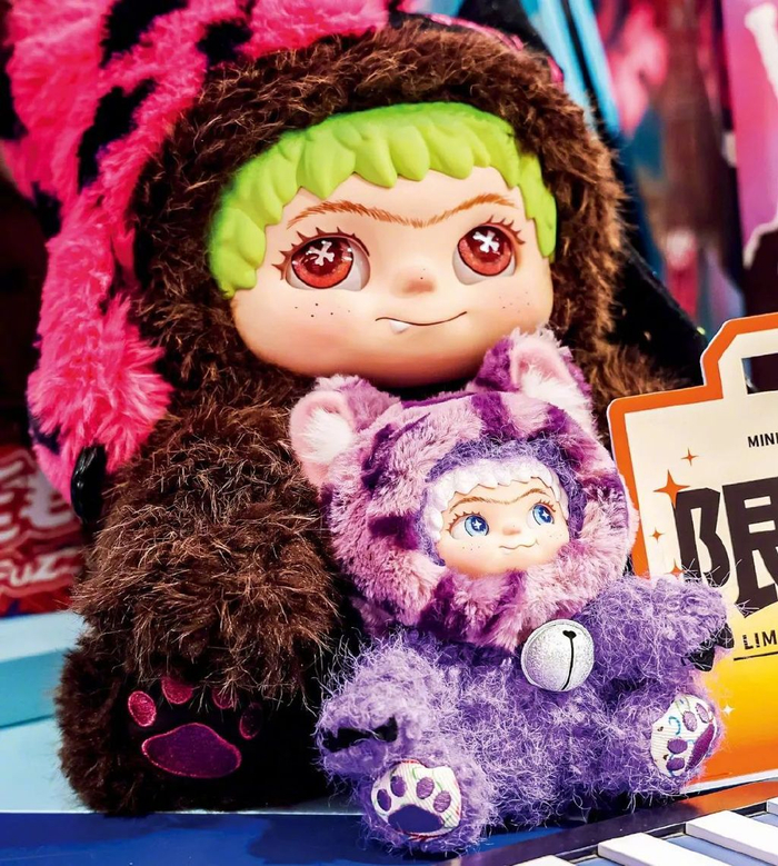 上图：西班牙巴塞罗那的潮玩粉丝展示他们的LABUBU玩偶。本版图/受访者提供