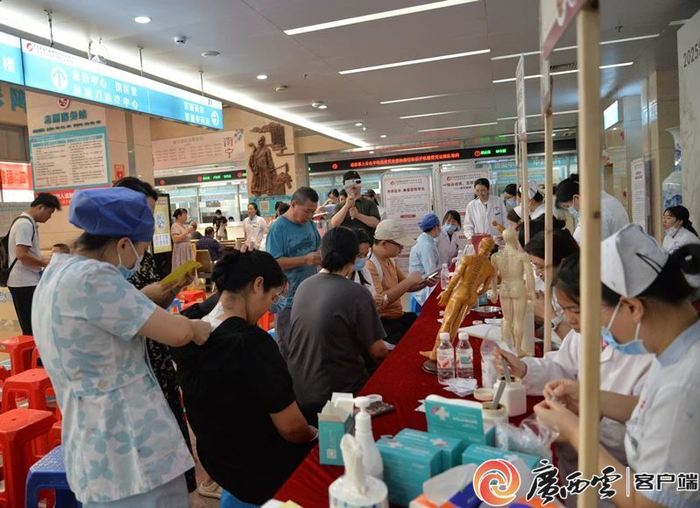 来贴三伏贴的市民络绎不绝。通讯员 韦安静 摄