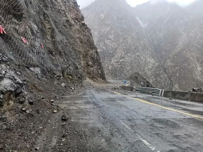 G217线独库公路K650处发生碎落和塌方。图/新疆路网微信公众号