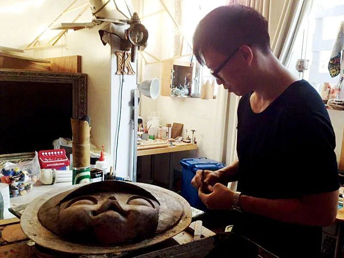 2013年，香港艺术家王信明在工作室用陶土创作Molly浮雕像。图/Facebook@Kenny Wong