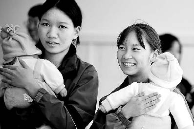     湖南省怀化市幼儿保育专业学生正在学习专业技能。光明图片/视觉中国