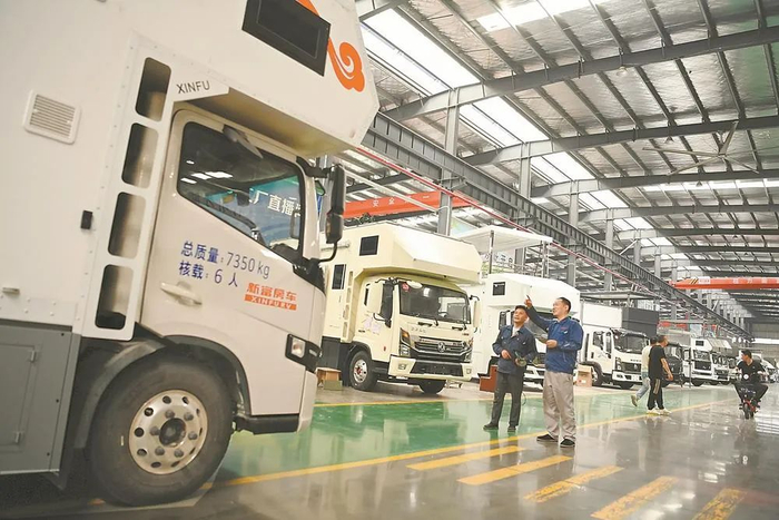 6月4日，位于东津新区的程力新富襄阳汽车股份有限公司内，工人在为客户打造“私人定制”房车。谢勇 朱斌 赵静 摄