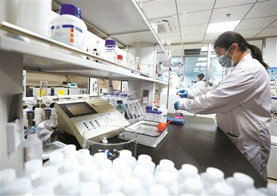 工作人员正在进行滴定检测