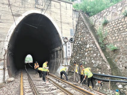 　　线路工人正对丰沙铁路线进行清筛、捣固。 本报记者 胡子傲摄