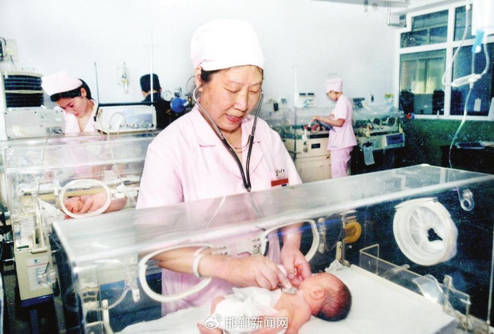 谭秀玲正在为新生儿做检查。（资料照片） 市妇幼保健院供图