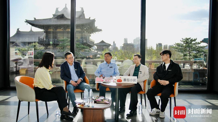 王自律、陈楸帆、阿来、刘慈欣、张菁（从右到左）在对谈中