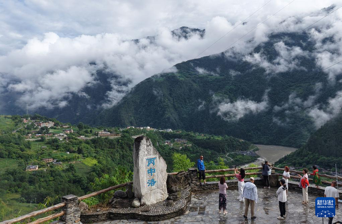 7月15日，游客在云南省怒江傈僳族自治州贡山独龙族怒族自治县丙中洛拍照游玩（无人机照片）。新华社发（梁志强摄）