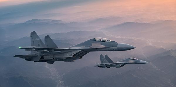 　　战机担负区域制空任务，巡航在群山之上。杨盼/摄