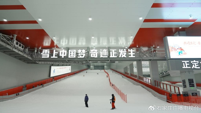 石家庄市民在室内滑雪场体验冰雪运动。新华社记者王昆 摄