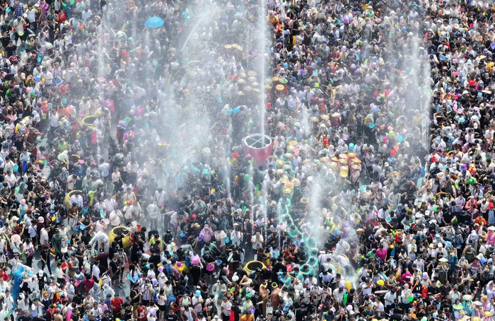 2025年瑞丽泼水节现场（4月13日摄）。新华网发（瑞丽市融媒体中心供图）