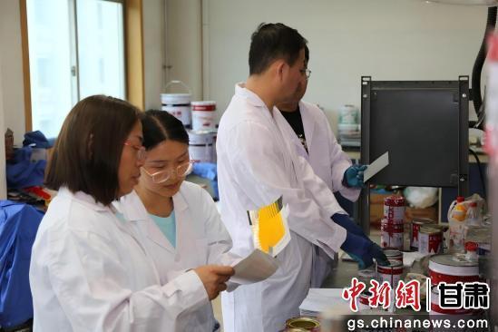 图为西北永新涂料装备制造防护涂料创新团队成员在做实验。甘肃科技集团供图