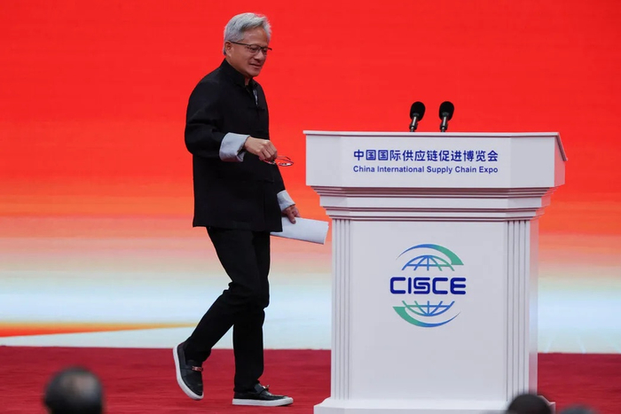 英伟达CEO黄仁勋在链博会上（图源：外媒）