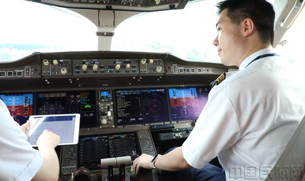 曹思铭是东航首批C919副驾驶