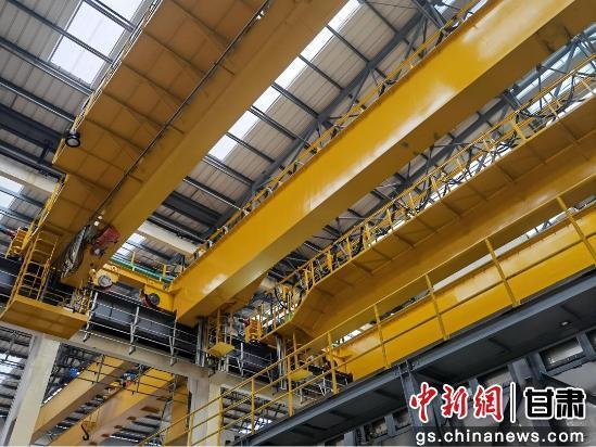 图为机械装备防护涂料用于行车涂装。甘肃科技集团供图