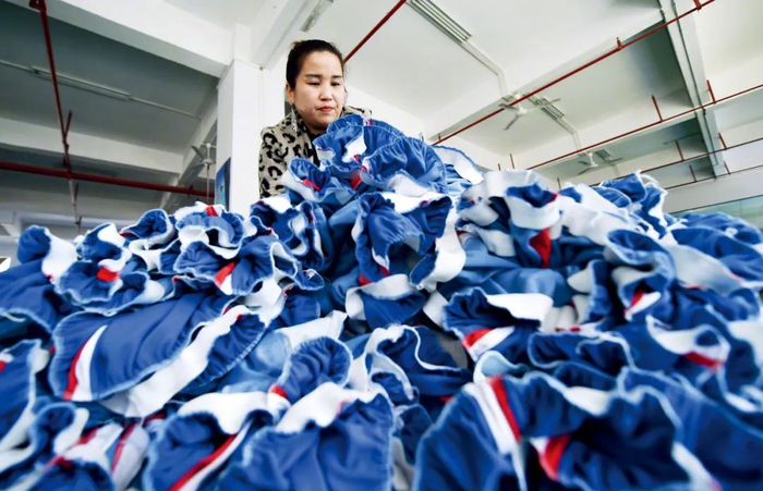 贵州省铜仁市松桃苗族自治县经济开发区一家服装厂承接校服加工。本文图/视觉中国