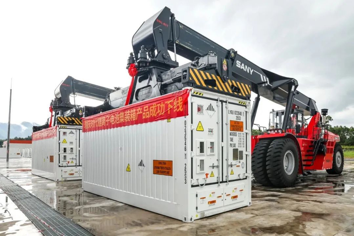 △瑞庆时代锂离子电池集装箱产品下线。王振宇 摄