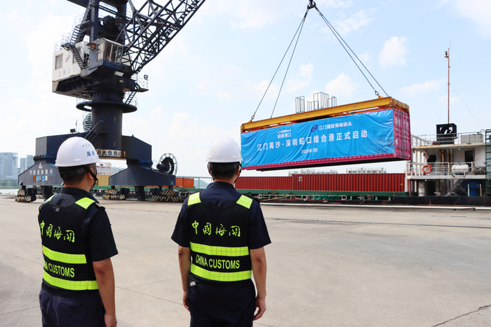 △在海关关员监管下，“江门高沙-深圳蛇口”组合港开通。