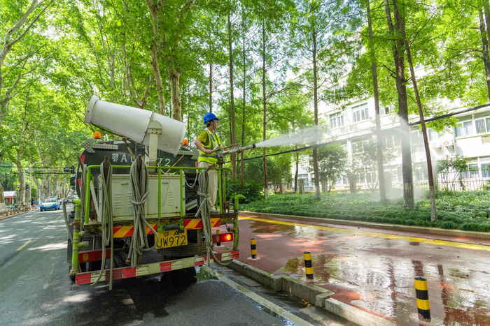 园林工人给建设一路绿化带浇水抗旱。通讯员陈冬青摄