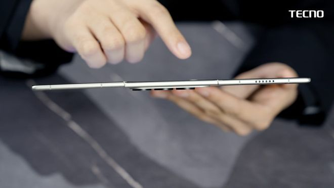 Phantom Ultimate G Fold Concept的俯视图显示了它展开后有多薄。 图源CNET
