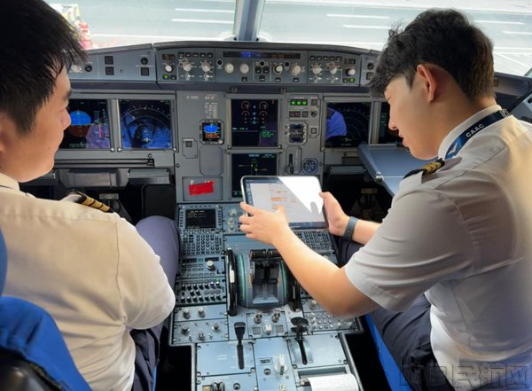 工作中的赵宇杰（右）（本文图片均由东航提供）