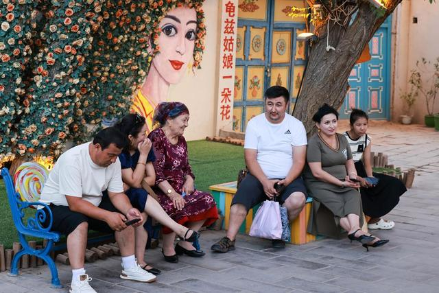 游客在新疆库车市龟兹小巷休息聊天（7月17日摄）。新华社记者 孟涛 摄
