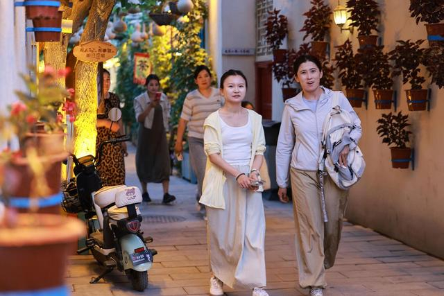 游客在新疆库车市龟兹小巷游玩（7月17日摄）。新华社记者 孟涛 摄