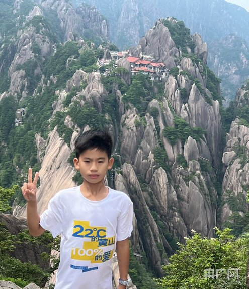 张宇尘打卡天都峰（央广网发  张遵宝  摄）