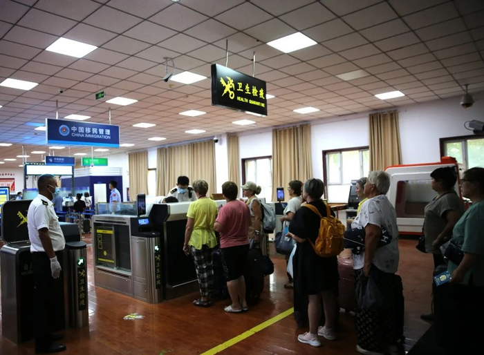 在阿拉山口海关大厅，旅客在排队办理入境手续。张 栋摄