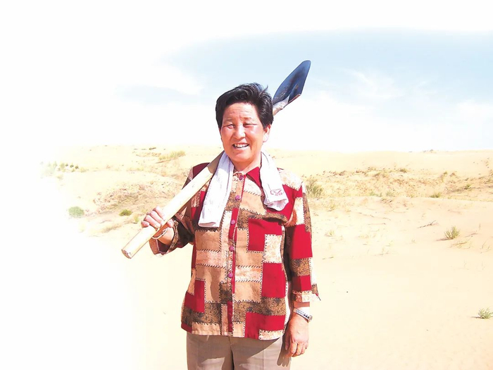 坚持治沙40年的牛玉琴