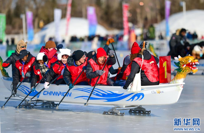  1月20日，参赛冰上龙舟队在比赛中争先。新华社发（王正摄）