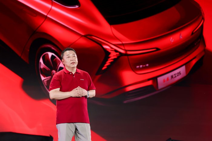 ▲中国一汽总经理助理、红旗品牌运营委员会副总裁柳长庆发布红旗品牌七重“宠粉好礼”回馈消费者