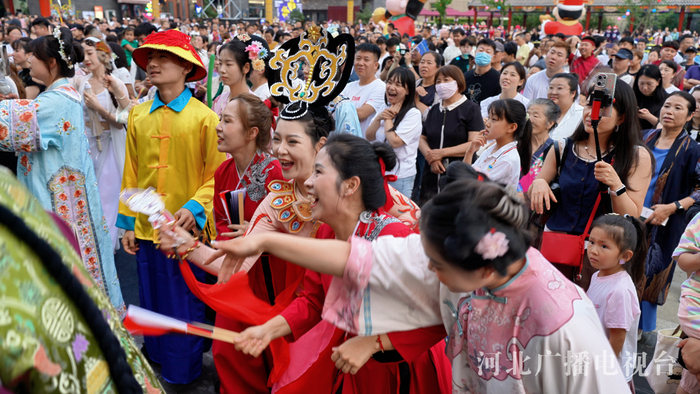 元宝街演员们与游客互动演出