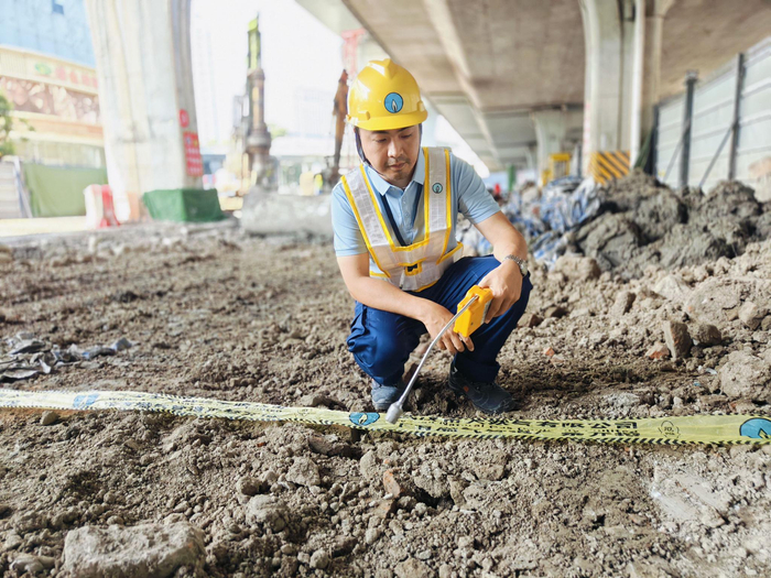 武汉市燃气集团黄浦管理站王飞在建设工地检查供气管道隐患。通讯员朱炜杰摄