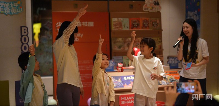 位于黄山山上排云型旅酒店的公益书屋（央广网见习记者  刘浩  摄）