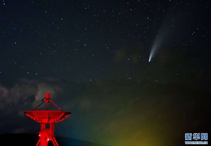 在明安图观测基地，尼欧怀兹彗星划过天际（资料图）。新华社记者 连振摄