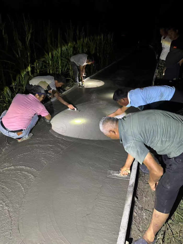 村民一起在修路