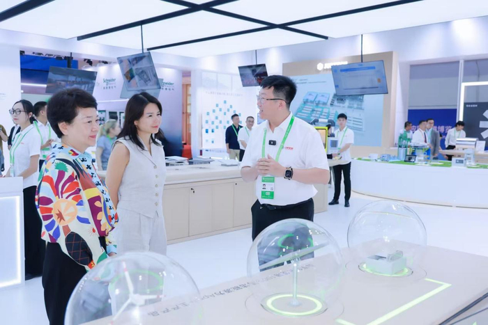 Apple 副总裁及大中华区董事总经理葛越和 Apple 亚洲采购及运营管理副总裁崔玉善在第三届链博会 Apple 展区