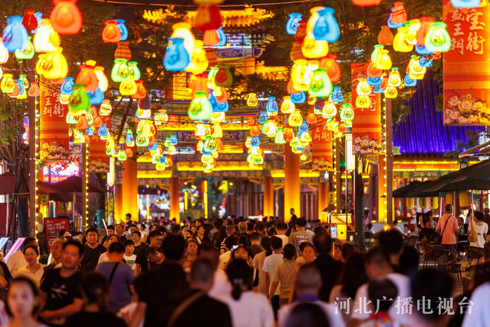 元宝街游人如织