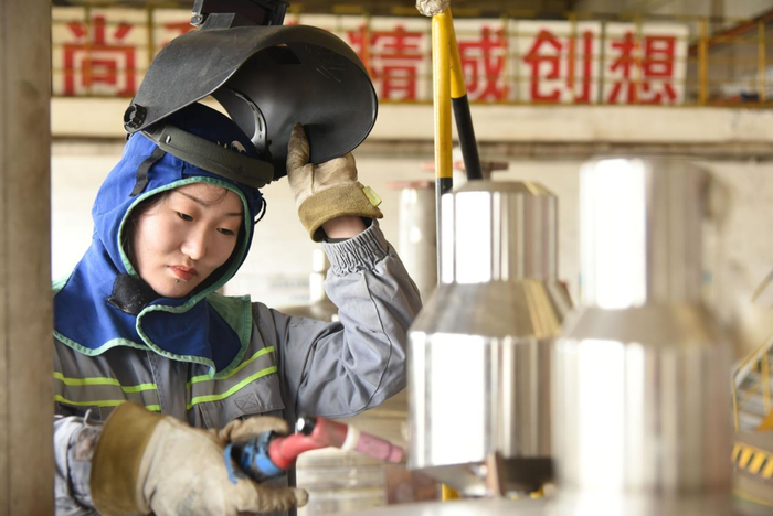 徐颖慧查看核级压力容器焊缝质量。