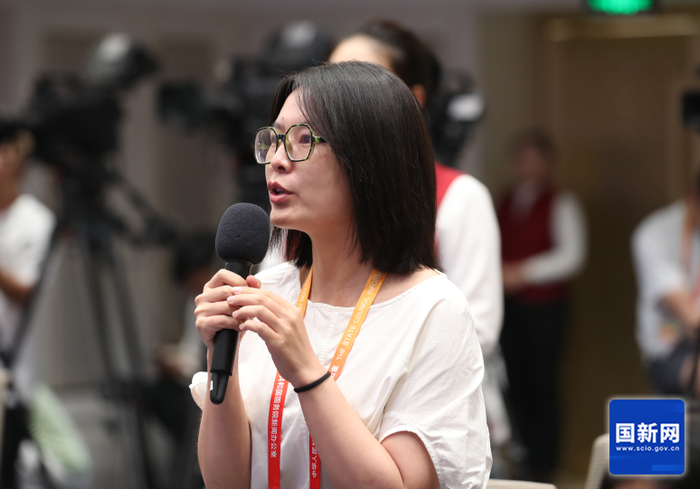 中国证券报记者现场提问。 图片来源：国新网