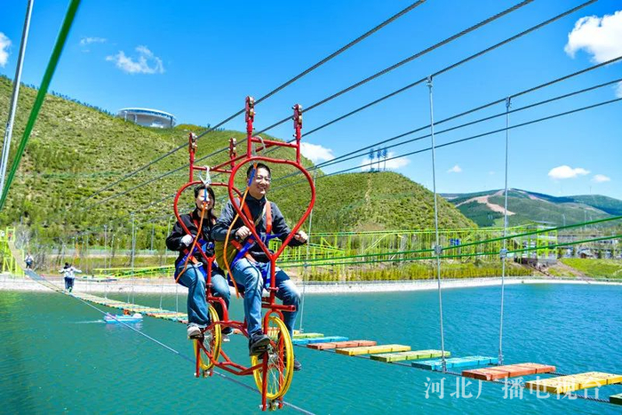 崇礼奥林匹克公园如意水岸乐园游客们体验高空自行车项目