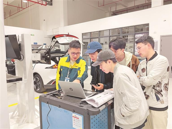 实践性教学。  肖知潞 摄