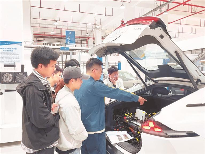 实践性教学。  肖知潞 摄