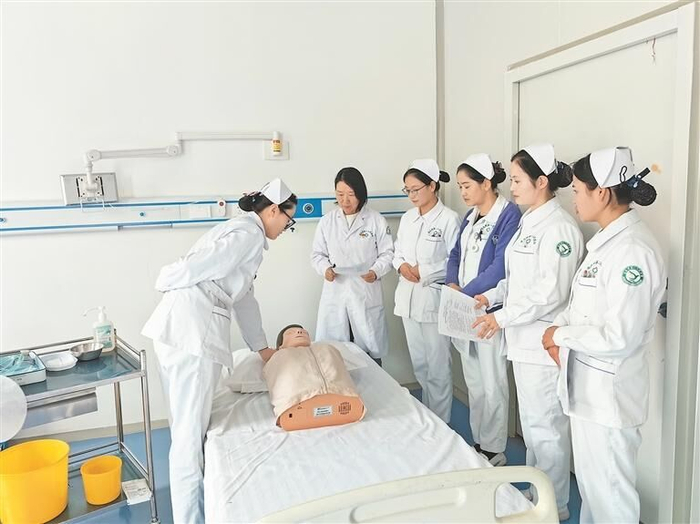 山东援青医疗专家开展护理实操培训。