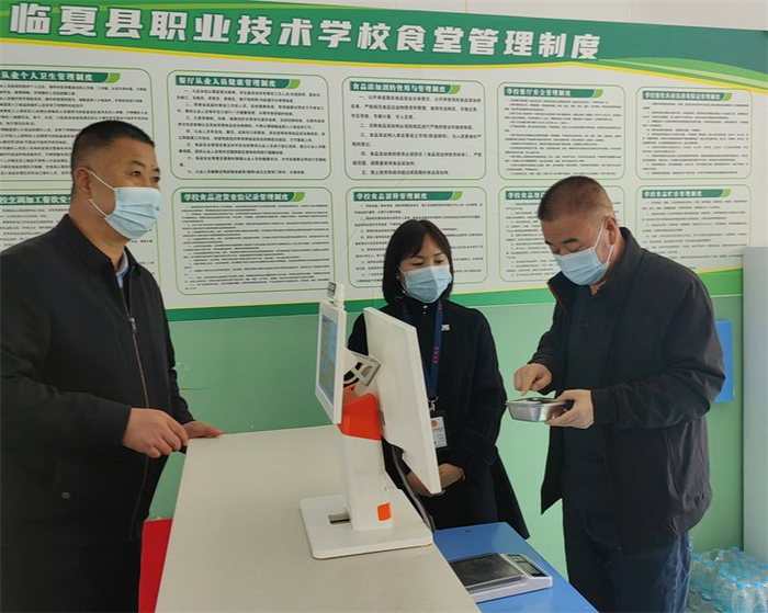 临夏县纪委监委监督检查组工作人员实地查看县职业技术学校食堂管理制度落实等情况。（阮永虎 摄）