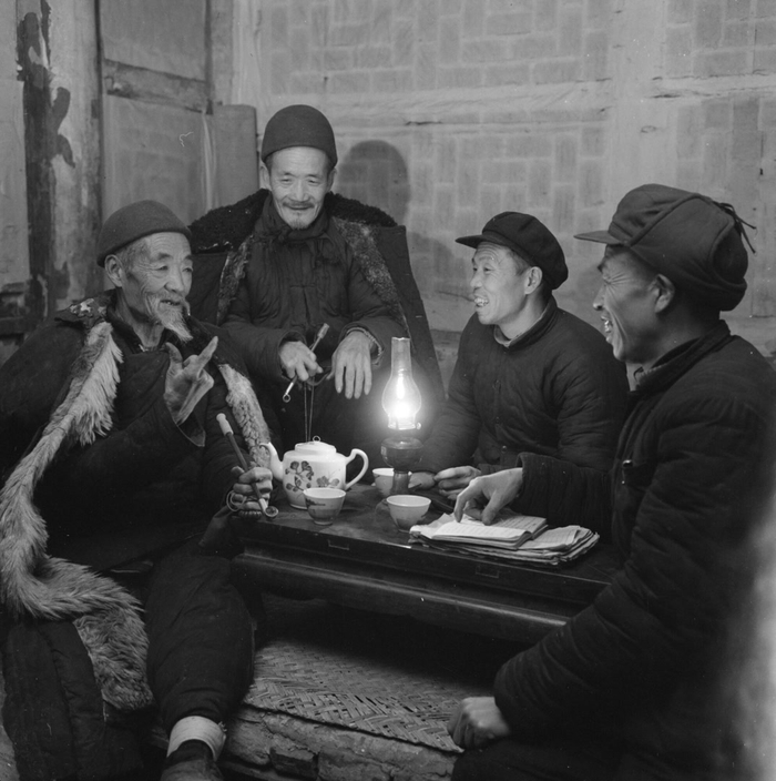 1961年，长沟公社惠南庄生产队党支部书记和生产队长向老农请教生产经验。 王力加摄