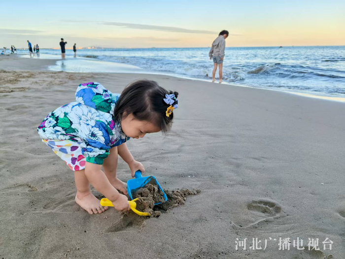 一位小朋友在北戴河海滩上玩耍