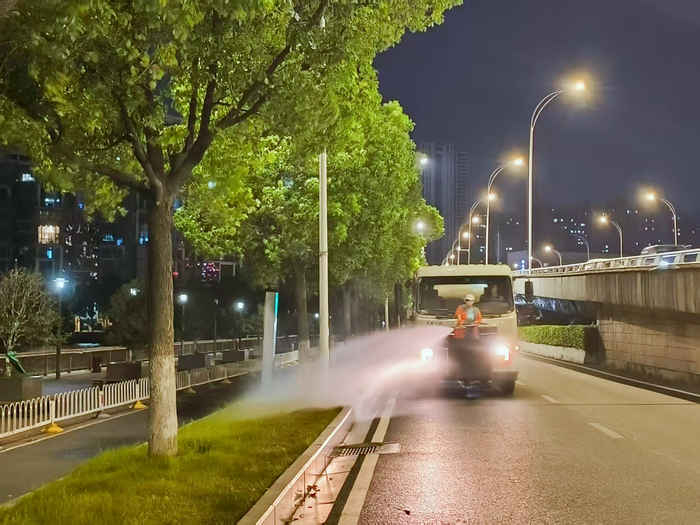 洪山区环卫人员凌晨洒扫城市路面。通讯员谢卓维摄