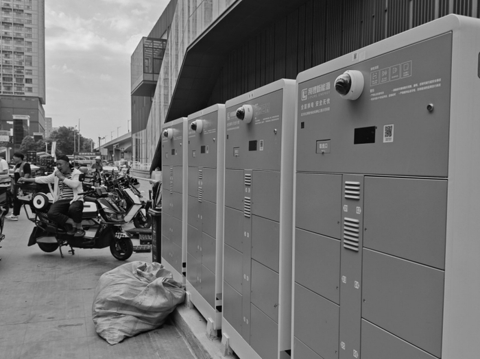 　　图为北京经开区全固态电池电动自行车换电试点项目现场。 唐 瑞 摄